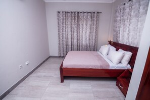 4 bedrooms, iron/ironing board, WiFi, bed sheets - Your Charming Home Just 10 Minutes from the Beach.
(Accra)