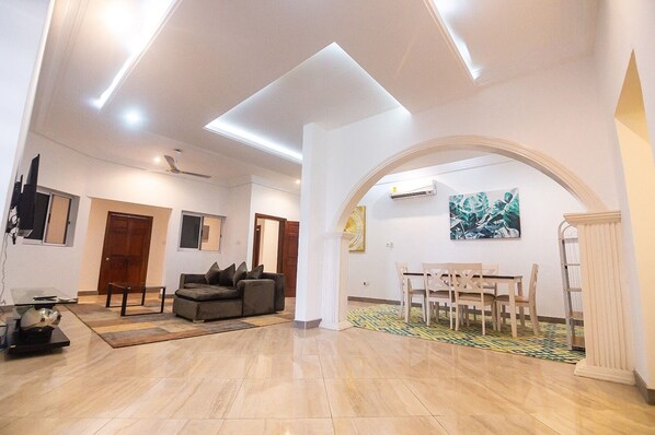 Interior - Your Charming Home Just 10 Minutes from the Beach.
(Accra)