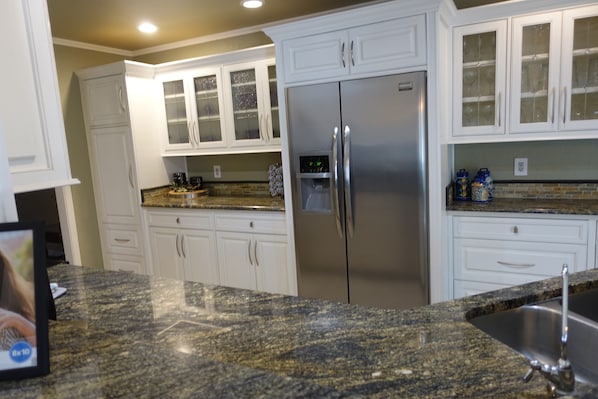 Fridge, microwave, oven, stovetop - Oasis of the Plains, minutes from WTAMU and Palo Duro Canyon. (Canyon)