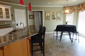 Dining - Oasis of the Plains, minutes from WTAMU and Palo Duro Canyon. (Canyon)