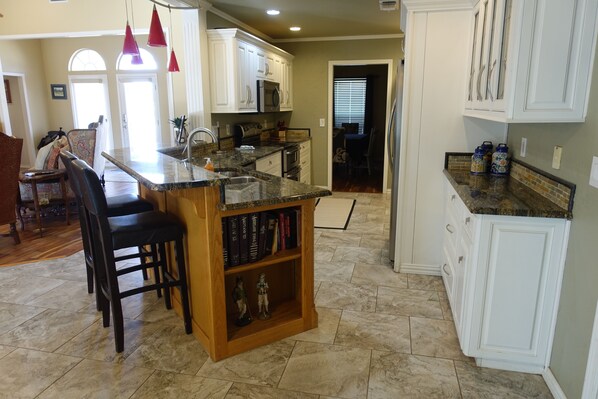 Fridge, microwave, oven, stovetop - Oasis of the Plains, minutes from WTAMU and Palo Duro Canyon.  (Canyon)