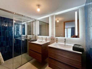 Shower, hair dryer, towels, soap - Valbonne Villa with fantastic view and large swimming pool (Valbonne)