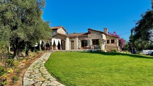A stone house with a stone pathway leading to a lawn. - Valbonne Villa with fantastic view and large swimming pool (Valbonne)