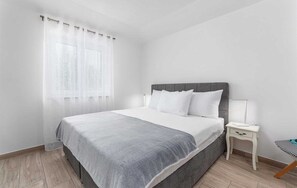 4 bedrooms, iron/ironing board, free WiFi, bed sheets