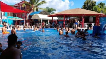 Piscina externa, funciona das 10h30 às 19h, espreguiçadeiras