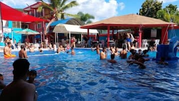 Una piscina al aire libre, sillones reclinables de piscina