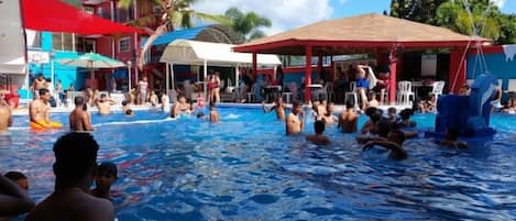 Piscina externa, funciona das 10h30 às 19h, espreguiçadeiras