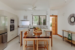 Refrigerador con freezer, microondas, horno, lavavajillas