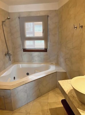Boblebadekar, hårtørrer, bidet, håndklæder