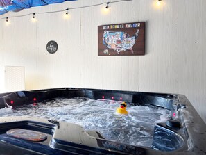 Ein Whirlpool mit einem Quietscheentchen, einer Holzwand und einer Karte der Vereinigten Staaten.