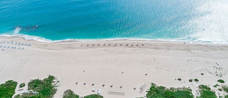 Espreguiçadeiras, toalhas de praia