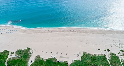 Singer Island Paradise 5 Mins Walk To Beach! Heated Saltwater Pool Chef kitchen