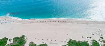 Singer Island paradise 5 mins walk to Beach! Heated Saltwater Pool Chef kitchen