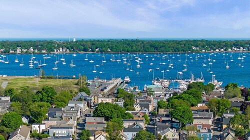 Lallys House, Historic Salem. Steps from common & Halloween events-Themed rooms!