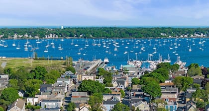 Lallys House, Historic Salem. Steps from common & Halloween events-Themed rooms!