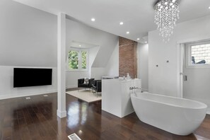 Interior - Central CWE Luxury, King Beds, Huge Primary Suite (St. Louis)