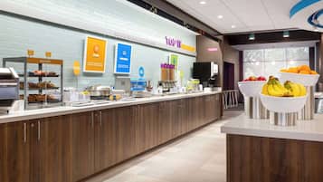 朝食 (ビュッフェ)、毎日提供 (無料)