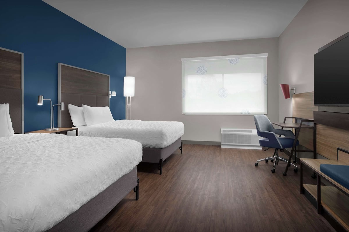 Værelse - 2 queensize-senge - handicapvenligt (Mobility & Hearing, Roll-In Shower) | Gratis Wi-Fi, sengetøj