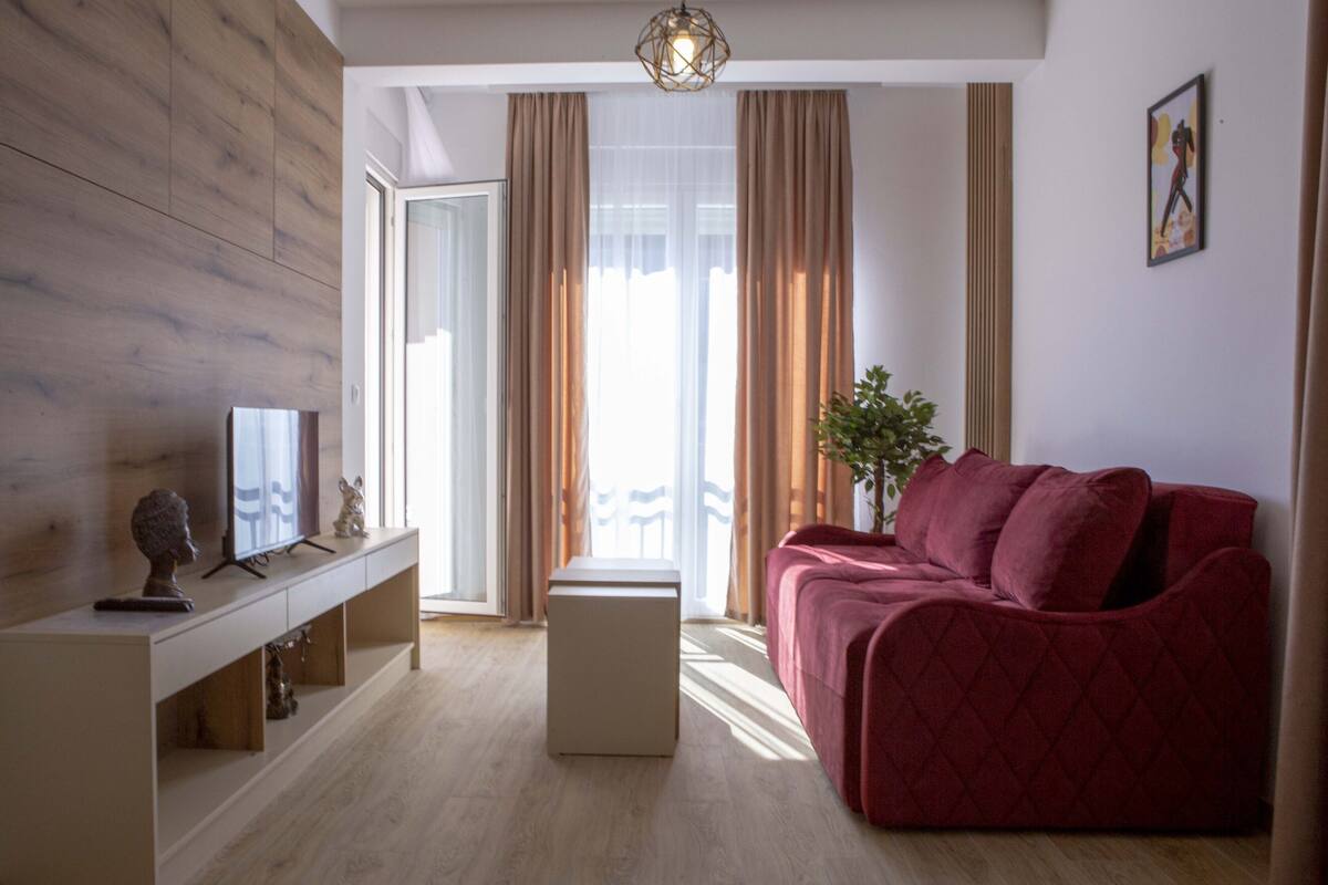 Departamento romántico | Área de sala de estar | Televisión de pantalla plana de 32 pulgadas con canales por cable