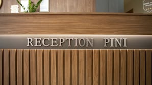 A reception desk with the words "RECEPTION PINI" on it. - Apart Hotel Gondola Kolasin (Kolašin)