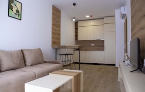Deluxe-Apartment | Wohnbereich | 32-Zoll-Flachbildfernseher mit Kabelempfang