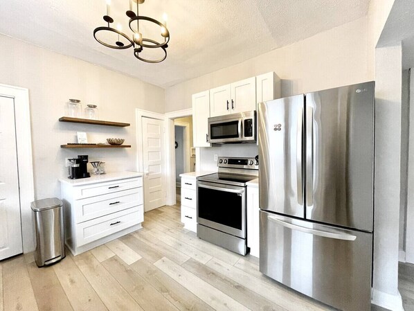 Jääkaappi, mikroaaltouuni, uuni, liesi