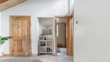 3 chambres, bureau, fer et planche Ă repasser, lit parapluie