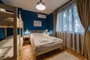 2 slaapkamers, een strijkplank/strijkijzer, wifi, beddengoed