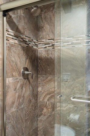 Douche, sèche-cheveux, serviettes fournies, savon