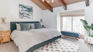 2 bedrooms, iron/ironing board, travel cot, WiFi - VAIL HAUS: 2 Bedroom Penthouse + Loft on Vail Bus Route (Vail)