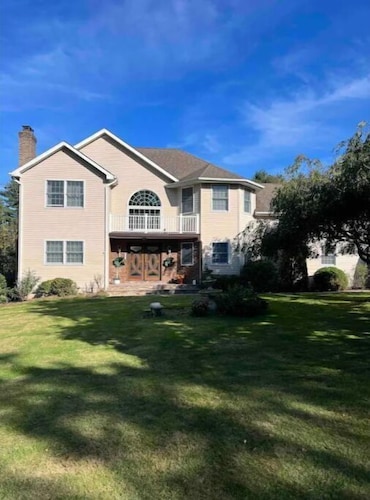 Home away from home Hot Tub and Pool in Middletown home of Wesleyan university