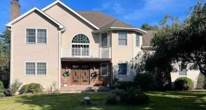 Home away from home Hot Tub and Pool in Middletown home of Wesleyan university