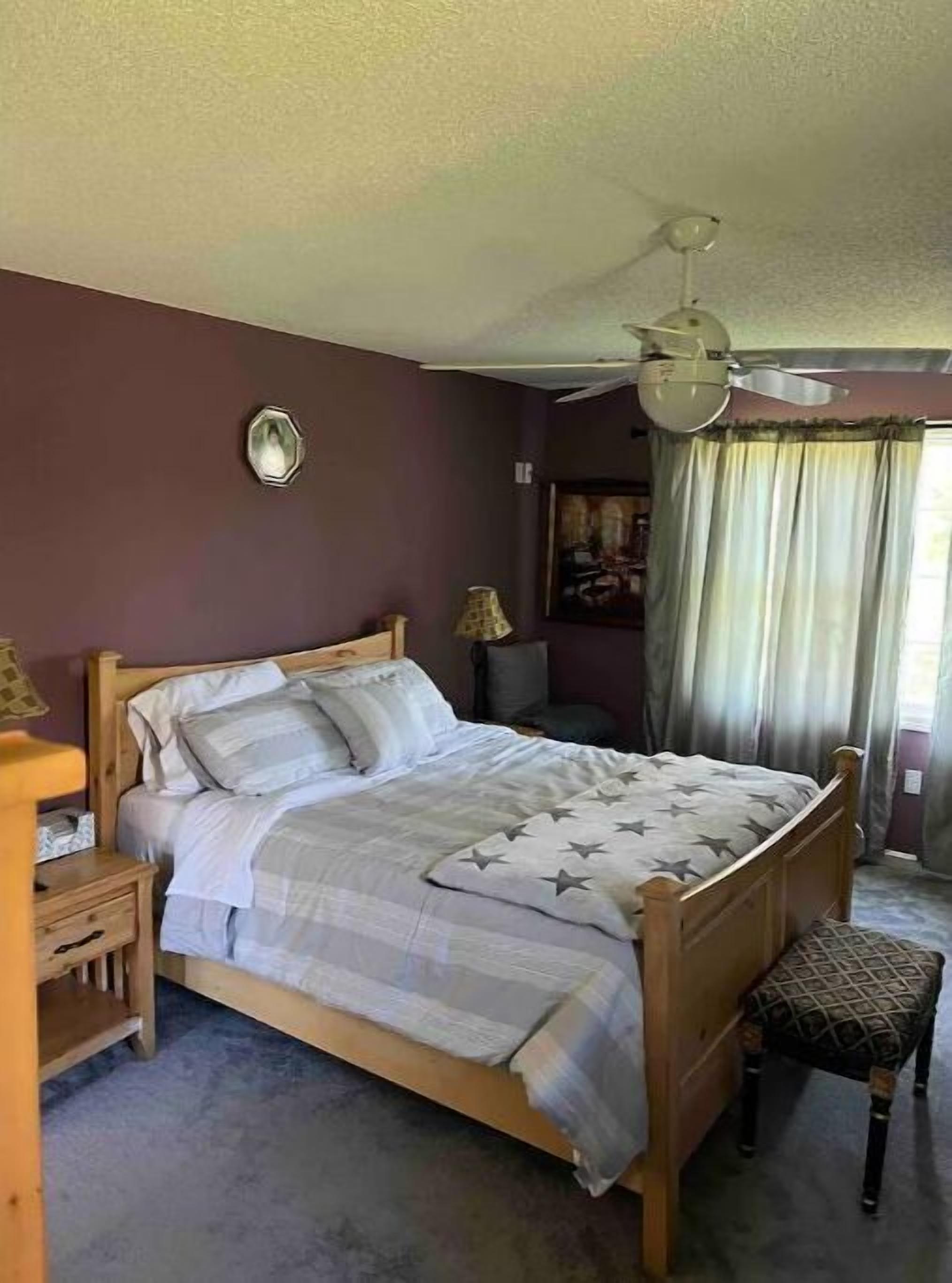 3 bedrooms, desk, iron/ironing board, WiFi (free)