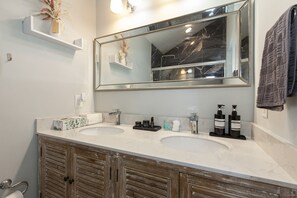 SĂšche-cheveux, bidet, serviettes fournies, savon