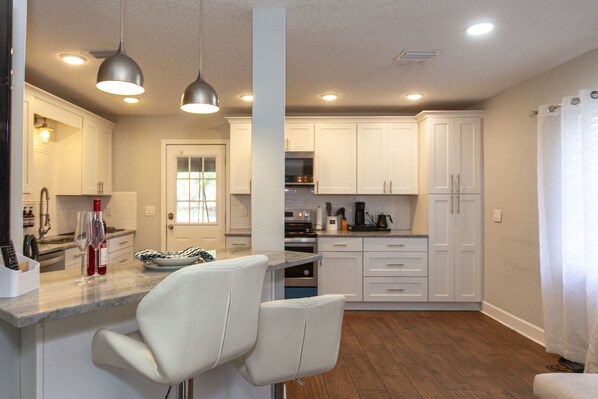 Fridge, microwave, oven, stovetop - Jacksonville Newly Renovated Stylish 3BR Downtown (Jacksonville)