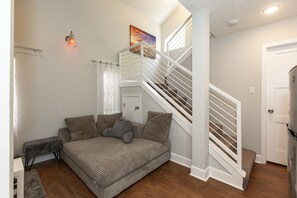 Smart TV - Jacksonville Newly Renovated Stylish 3BR Downtown (Jacksonville)