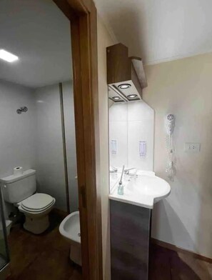 Secadora de cabello, bidet, toallas, jabón 