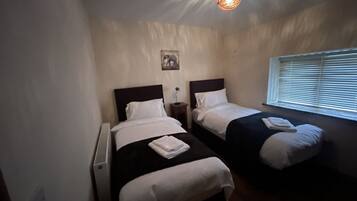 3 makuuhuonetta, tallelokero huoneessa, työpöytä, silitysrauta/-lauta