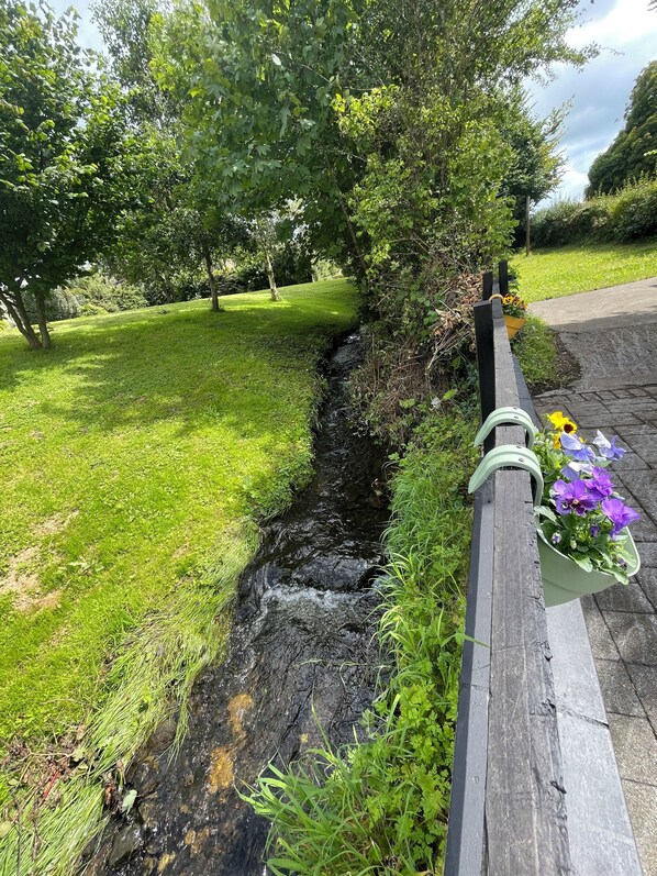 Property grounds - River Cottage. Traditional Irish Cottage in Mullingar Ireland (Mullingar)