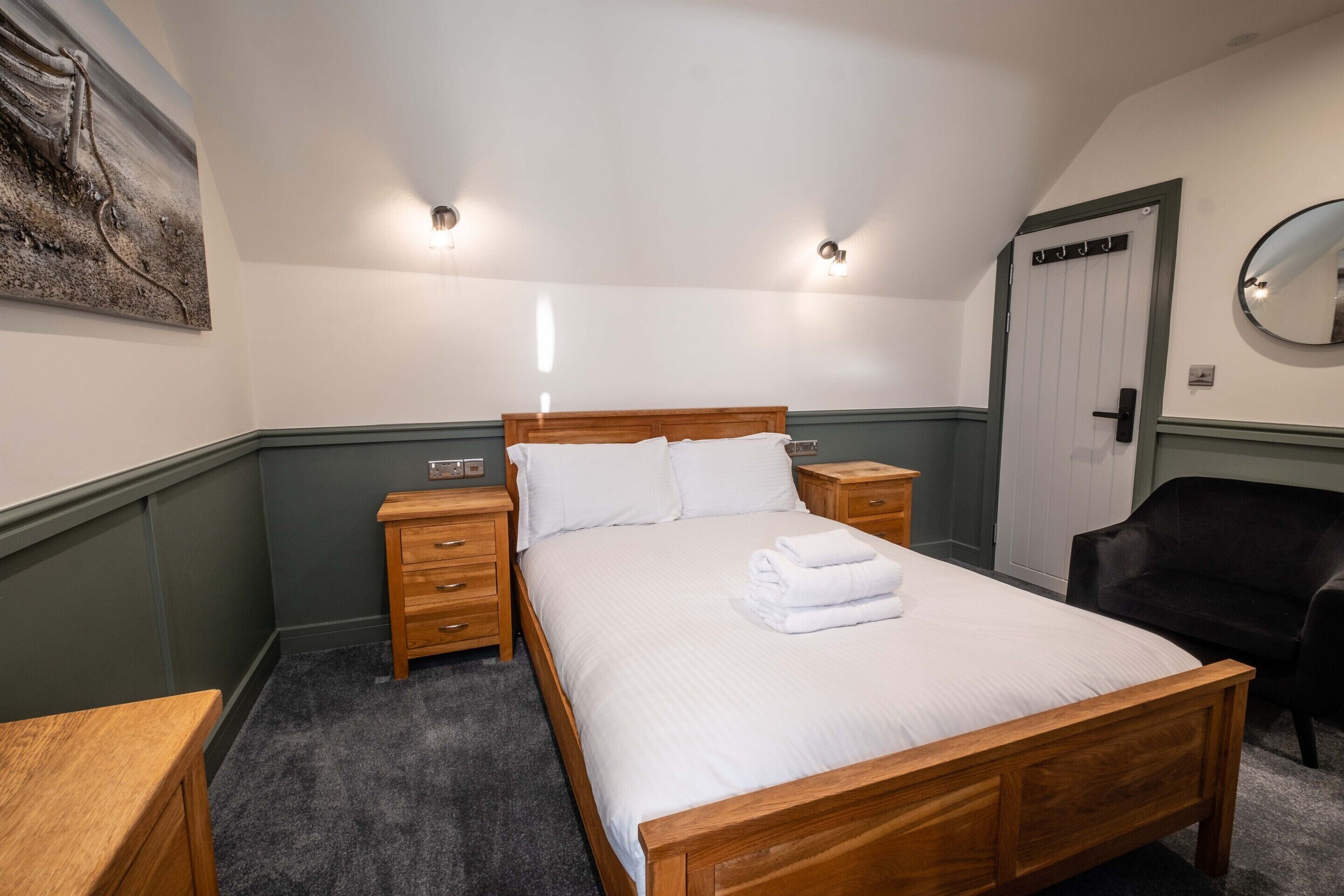Habitación Confort doble, baño privado | Tabla de planchar con plancha, wifi gratis, ropa de cama