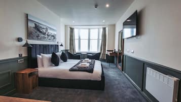 Executive Suite | Iron/ironing board, free WiFi, bed sheets