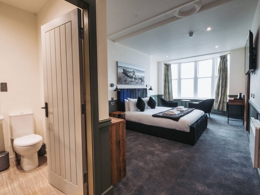 Quarto casal conforto, suíte, vista para o mar | Ferros/tábuas de passar roupa, Wi-Fi de cortesia, roupa de cama