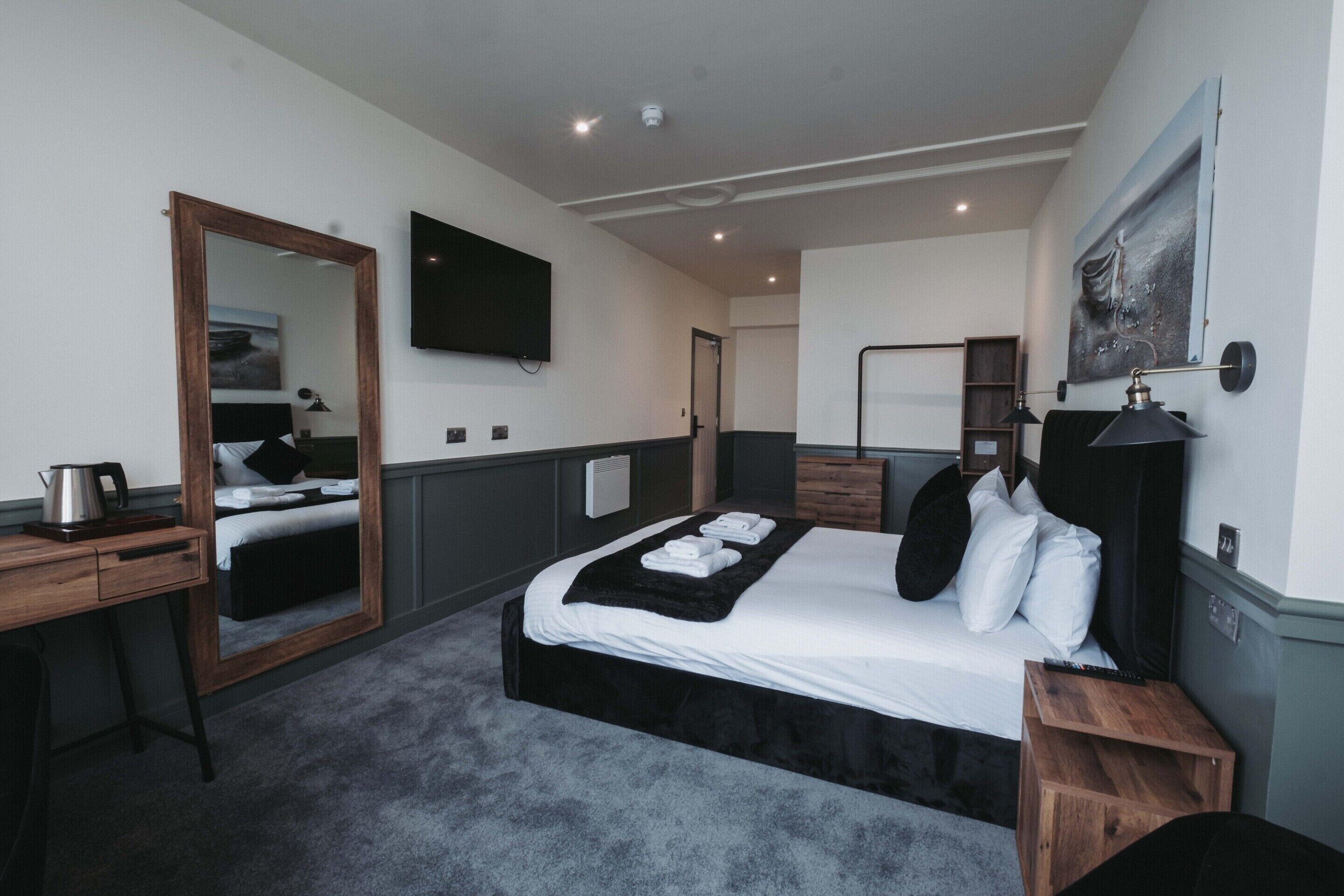Comfort Double Room, Ensuite, Sea View | Iron/ironing board, free WiFi, bed sheets