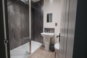 Comfort Double Room, Ensuite, Sea View | Iron/ironing board, free WiFi, bed sheets - The Royal Bar & Shaker (Morecambe)
