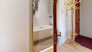 Hair dryer, towels, soap, shampoo - The Cosy Bay Near Tower Bridge (London)