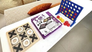 Une table avec un jeu de morpion, un jeu de société et un support pour cartes de bingo.