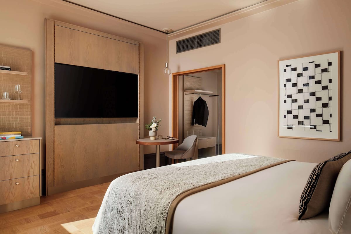 Deluxe Room | 1 bedroom, premium bedding, minibar, in-room safe