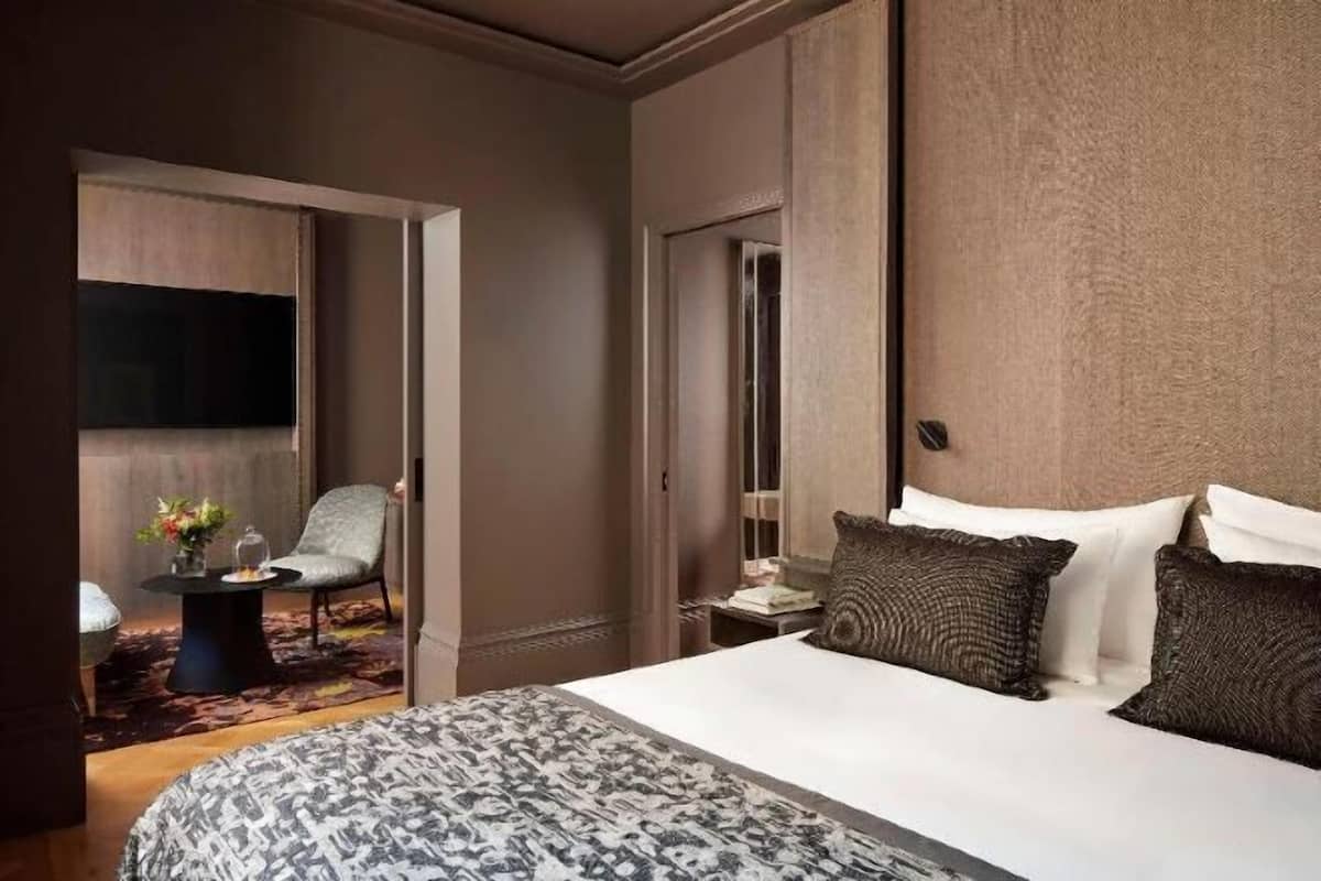 Ylelliset vuodevaatteet, minibaari, tallelokero huoneessa, työpöytä