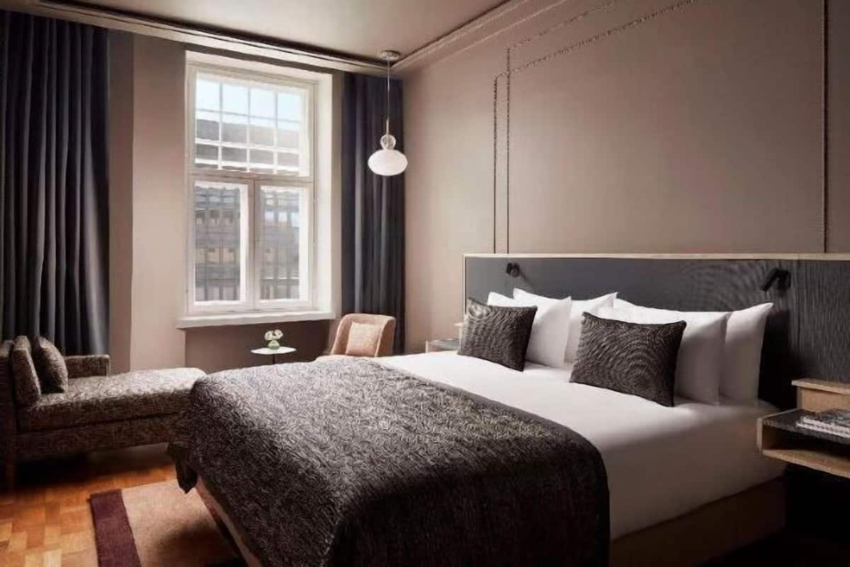 Ylelliset vuodevaatteet, minibaari, tallelokero huoneessa, työpöytä