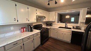 Kjøleskap, mikrobølgeovn, ovn og kokeplater